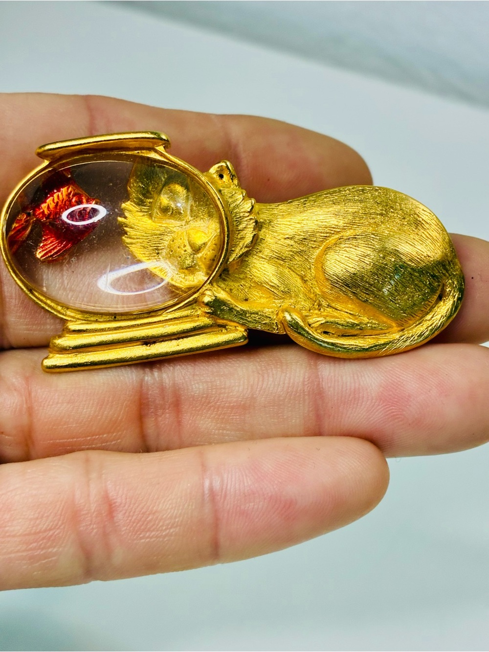 VTG Gold Cat Brooch with Red Fish Accent Lucite Chunky Fishbowl Feline Lovers - Picture 10 of 14